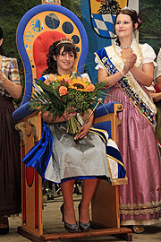 Daniela Kügler (li.) wurde zur Schrobenhausener Spargelkönigin 2011/2012 gekürt am 17.08.2011 (©Foto: Martin Schmitz)